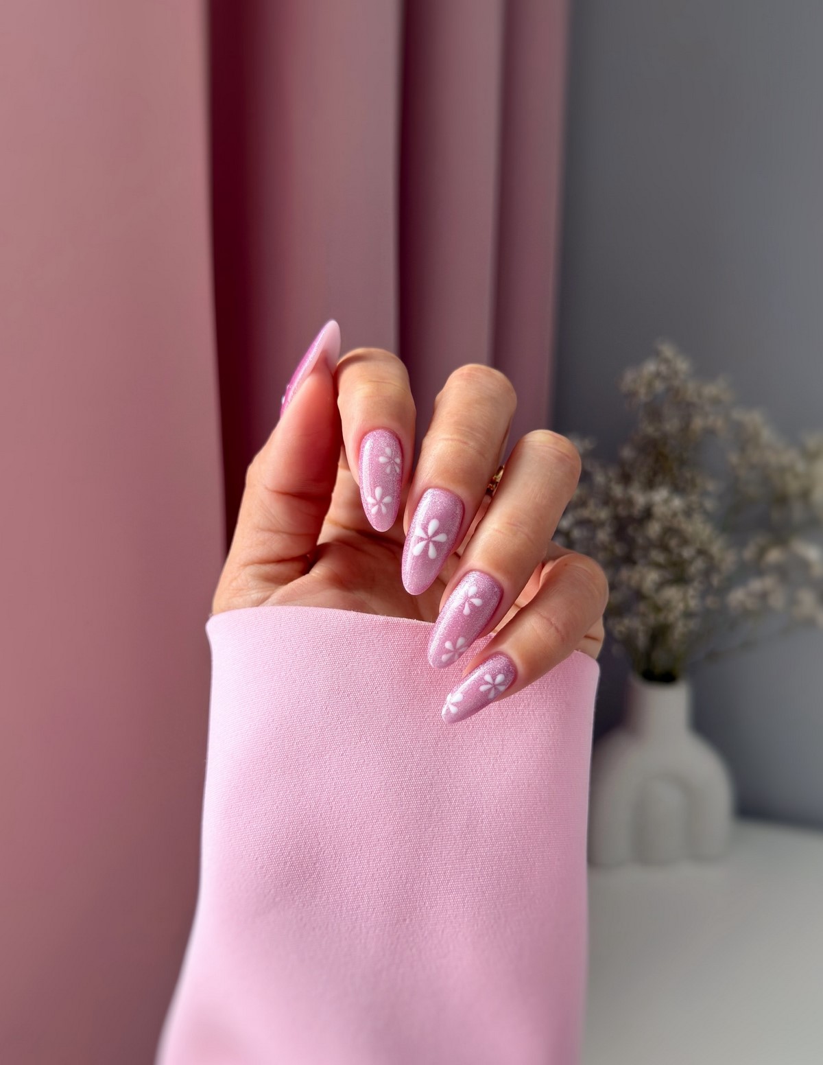 Маникюр на март 2026: цвета и идеи, которые будут носить чаще всего