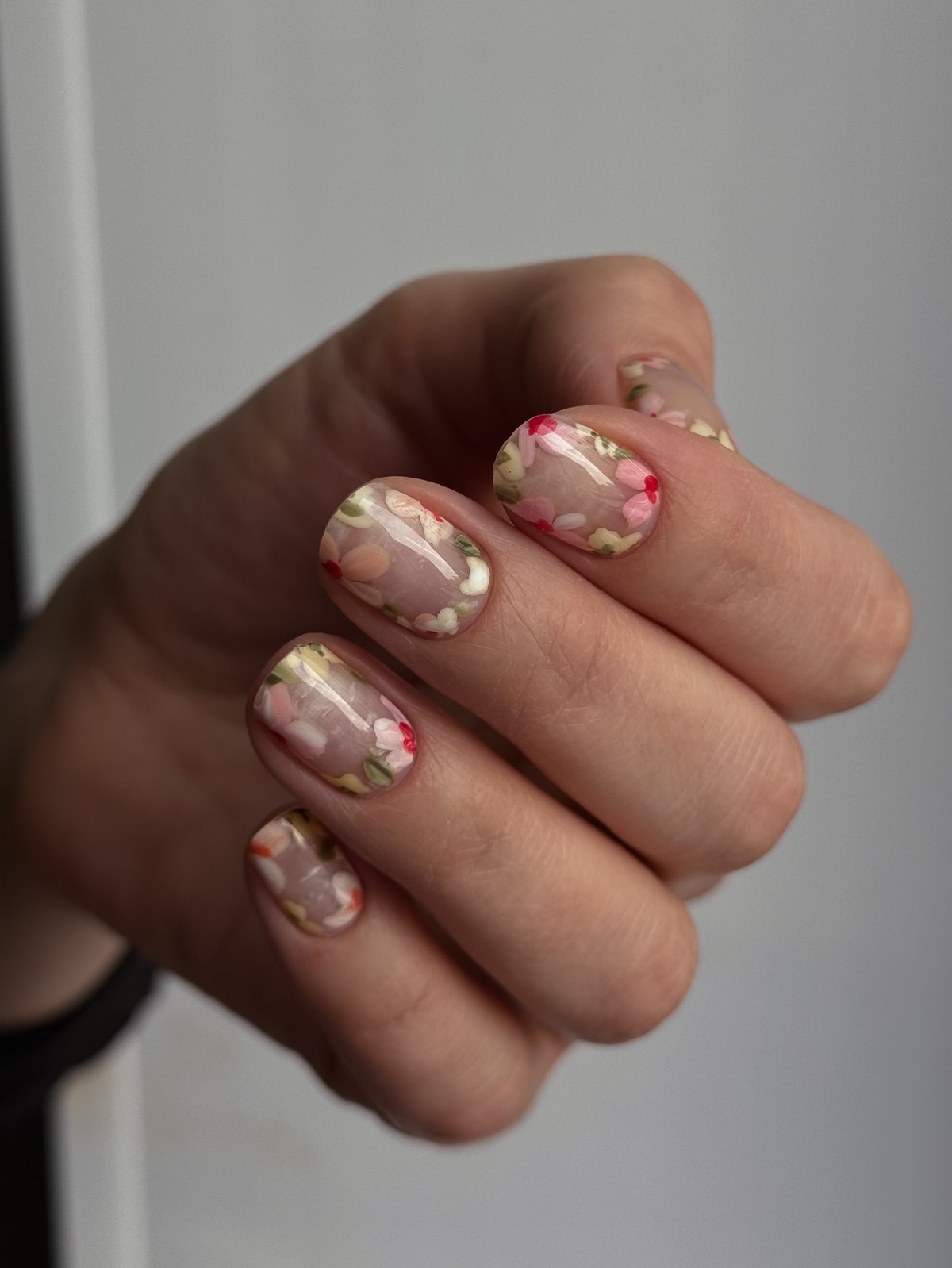 Маникюр на март 2026: цвета и идеи, которые будут носить чаще всего