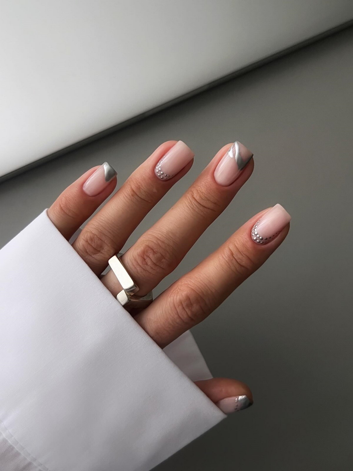 Маникюр на март 2026: цвета и идеи, которые будут носить чаще всего