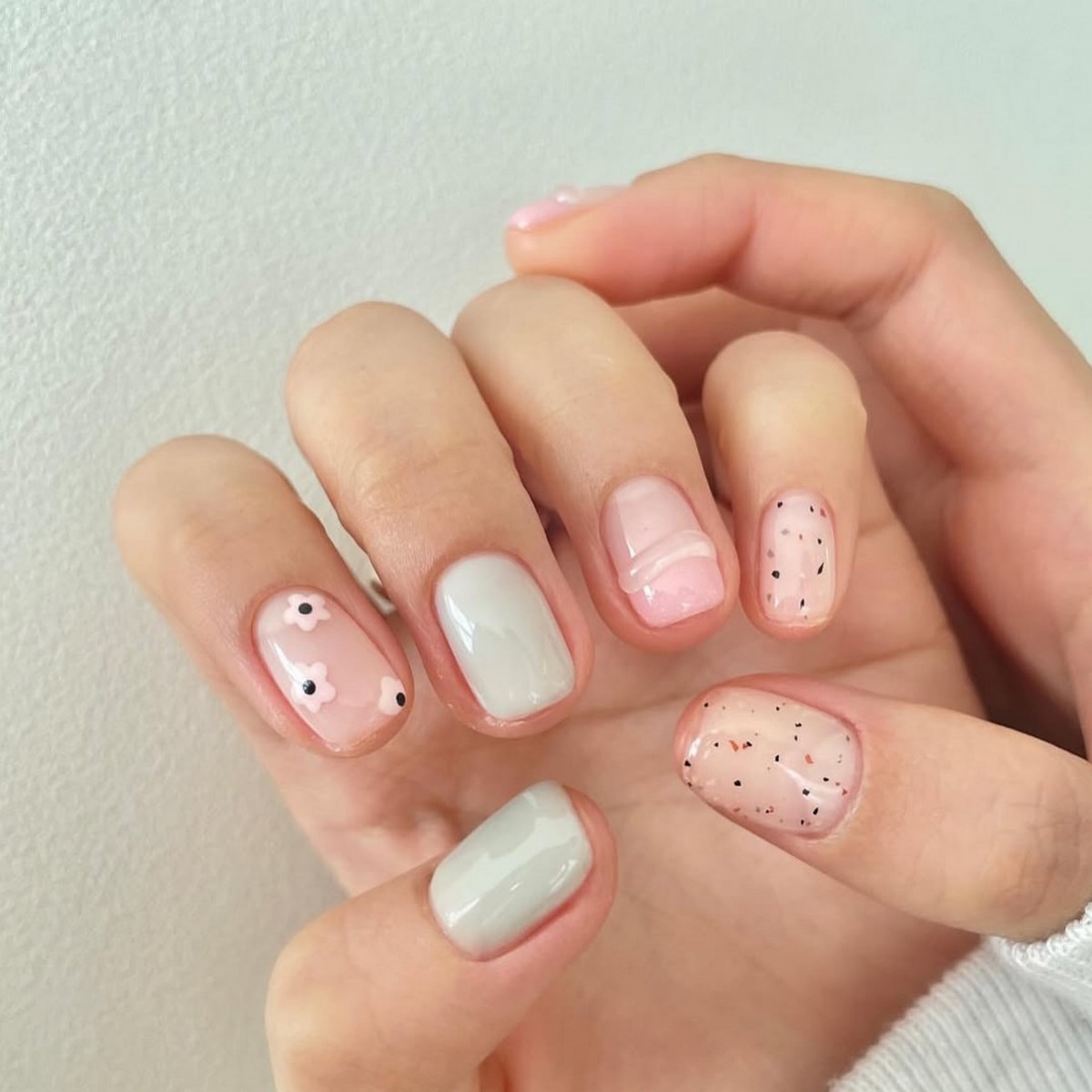 Маникюр на март 2026: цвета и идеи, которые будут носить чаще всего