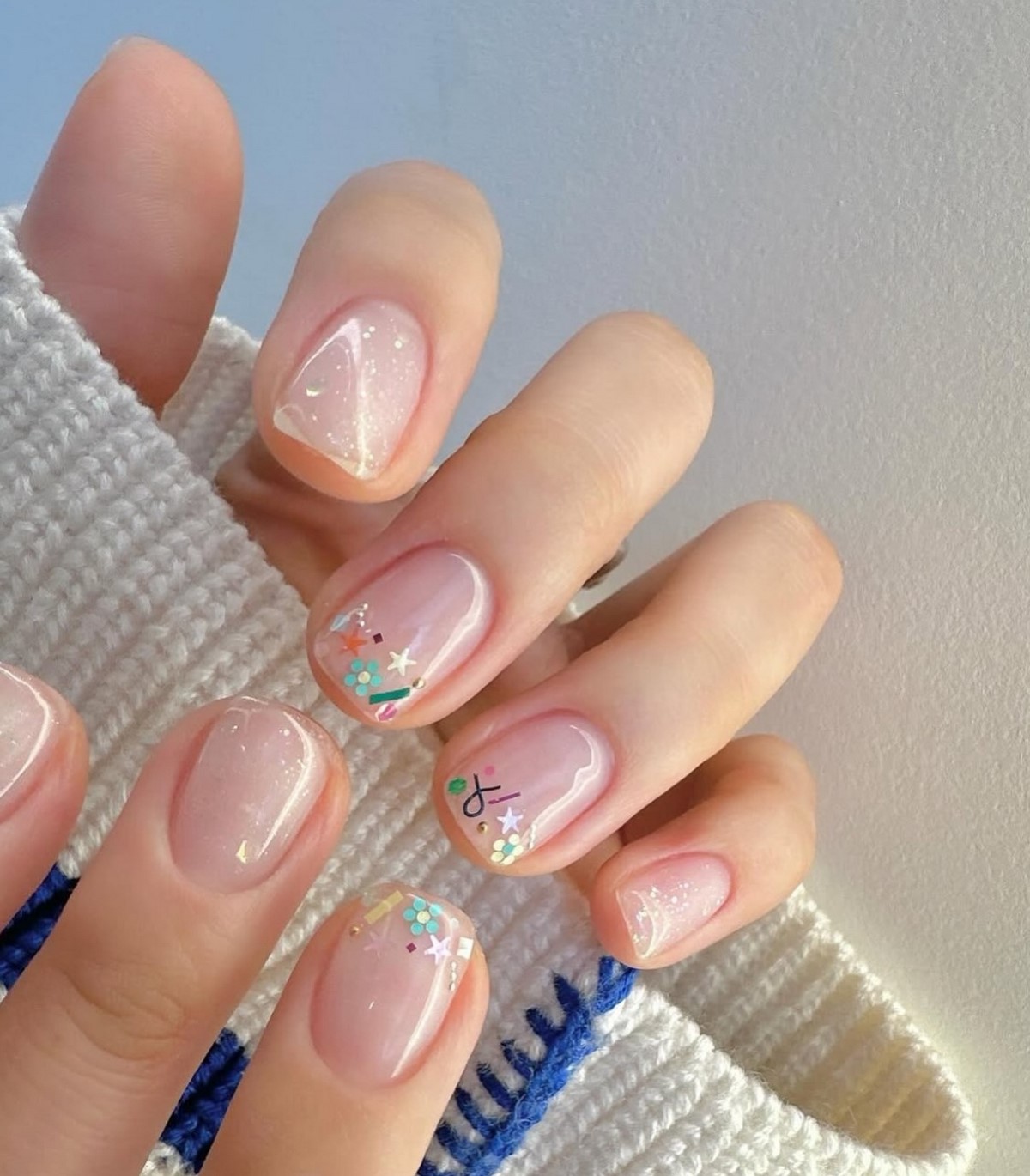 Маникюр на март 2026: цвета и идеи, которые будут носить чаще всего