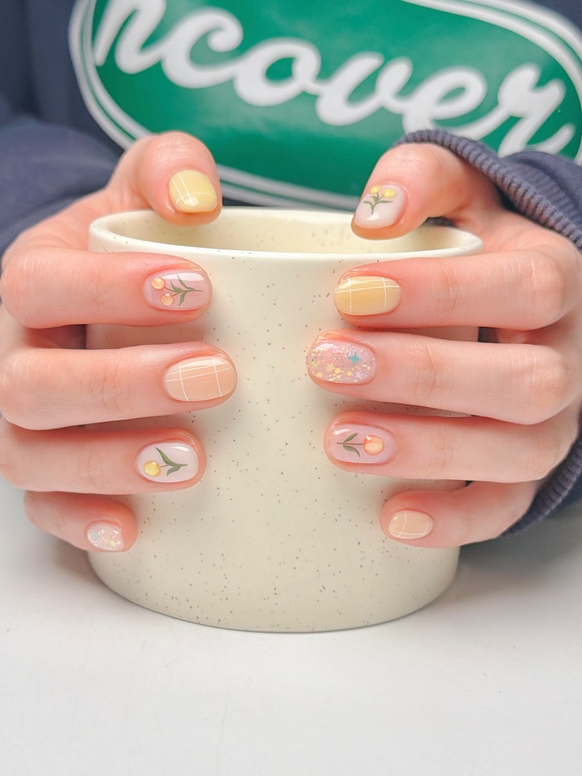 Маникюр на март 2026: цвета и идеи, которые будут носить чаще всего