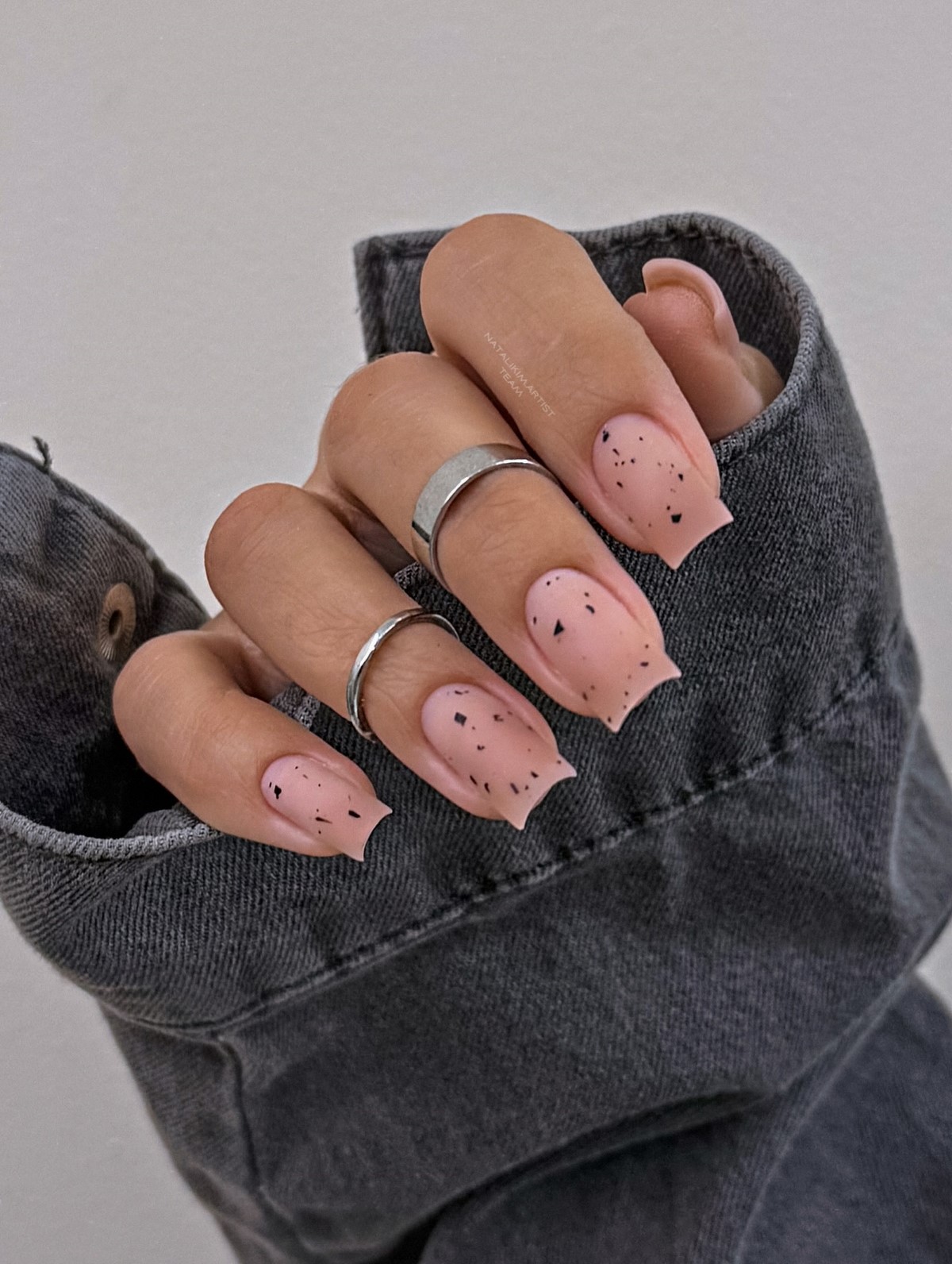 Маникюр на март 2026: цвета и идеи, которые будут носить чаще всего