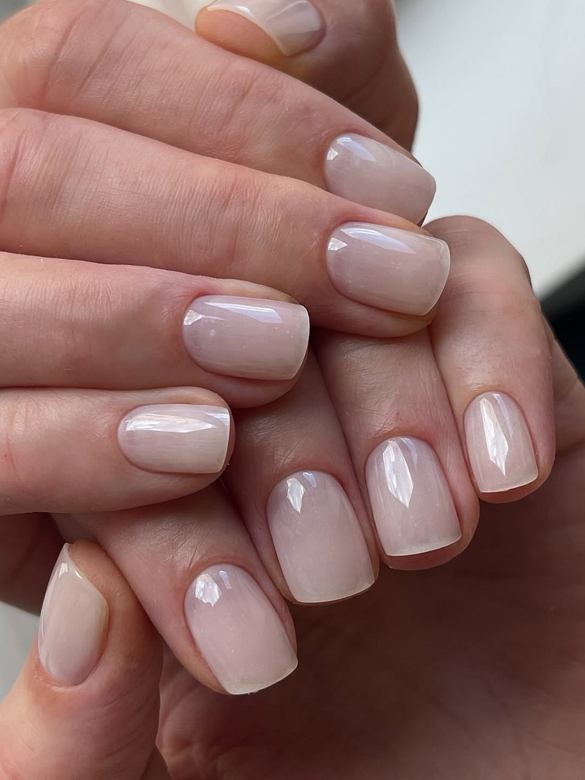 Маникюр на март 2026: цвета и идеи, которые будут носить чаще всего