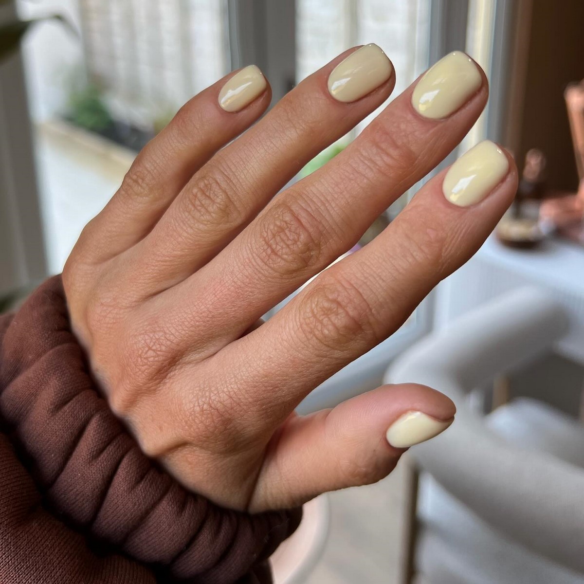 Маникюр на март 2026: цвета и идеи, которые будут носить чаще всего