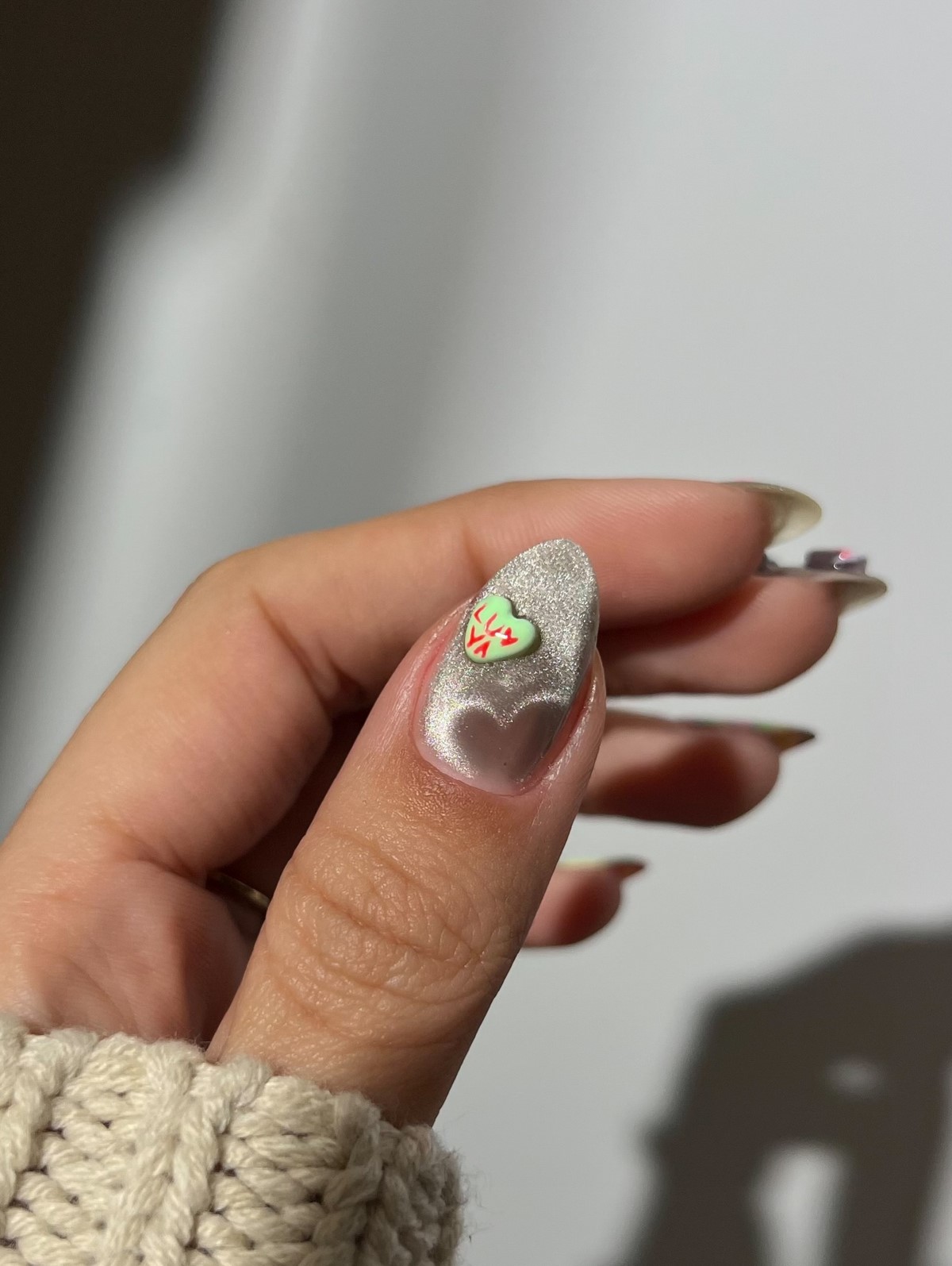 Маникюр на март 2026: цвета и идеи, которые будут носить чаще всего