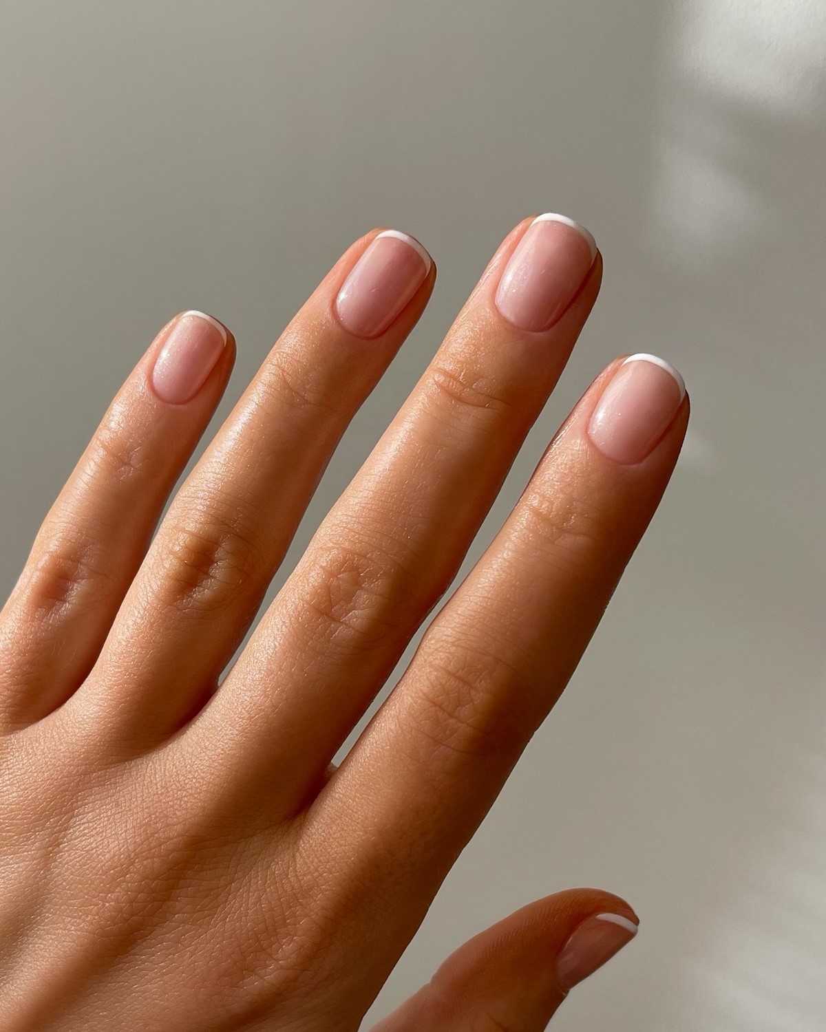 Маникюр на март 2026: цвета и идеи, которые будут носить чаще всего