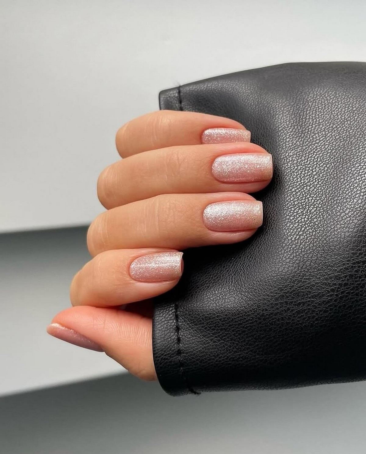 Маникюр на март 2026: цвета и идеи, которые будут носить чаще всего