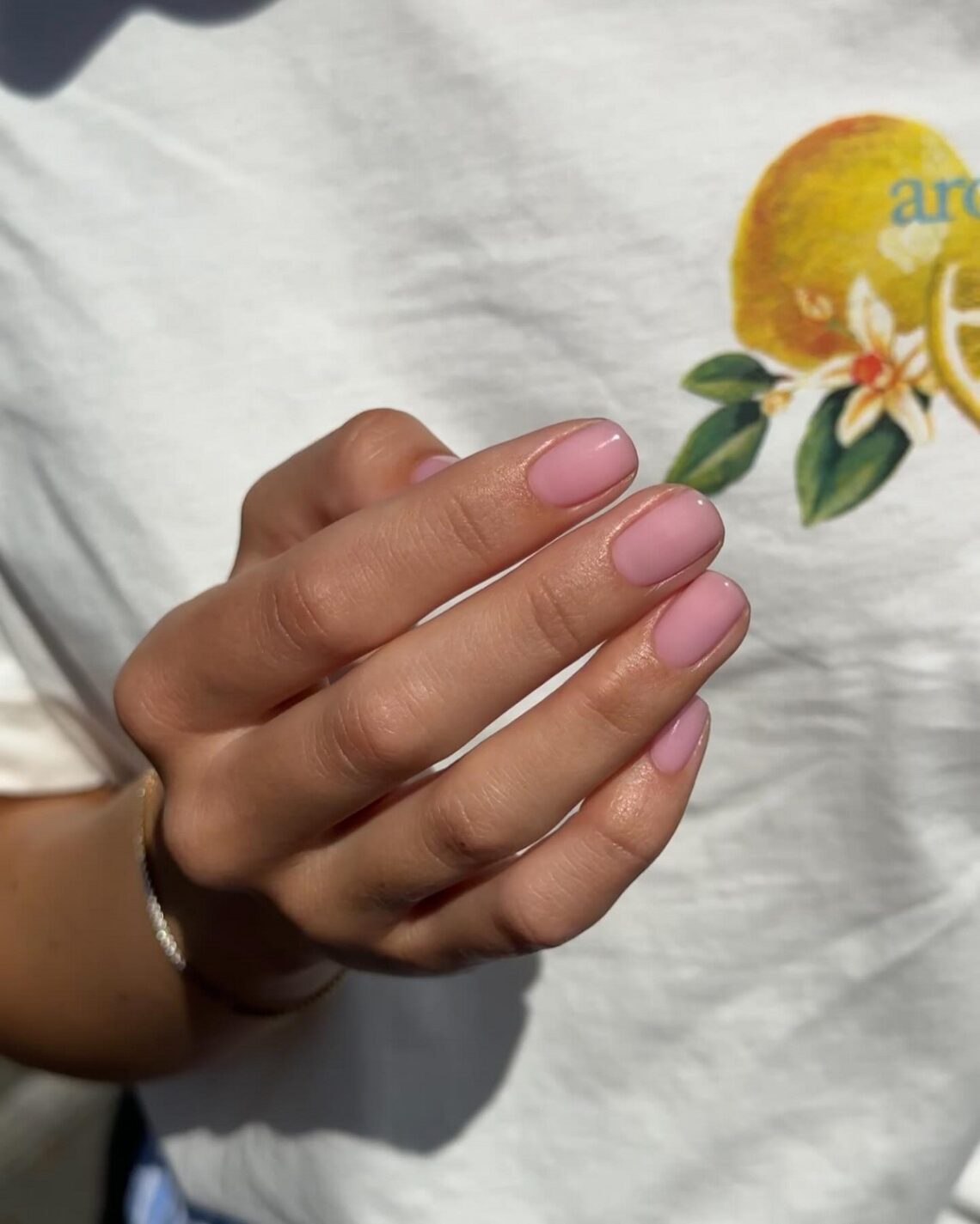 Полупрозрачные ультракороткие ногти в розовом цвете