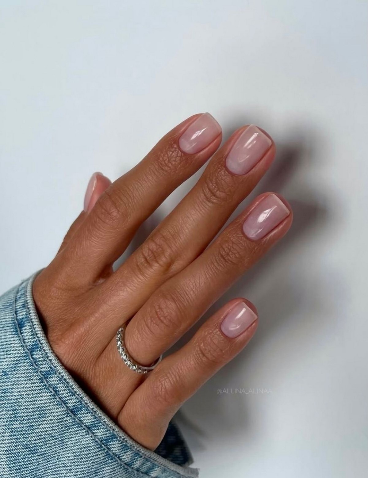 Маникюр с прозрачной базой: тренд этой весны, который выглядит дороже плотного покрытия