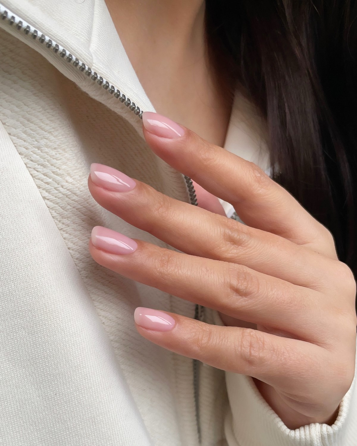 Маникюр с прозрачной базой: тренд этой весны, который выглядит дороже плотного покрытия