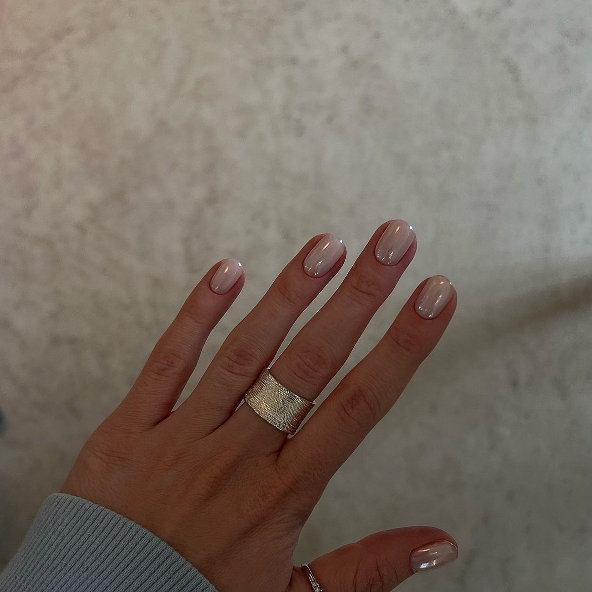 Маникюр с прозрачной базой: тренд этой весны, который выглядит дороже плотного покрытия