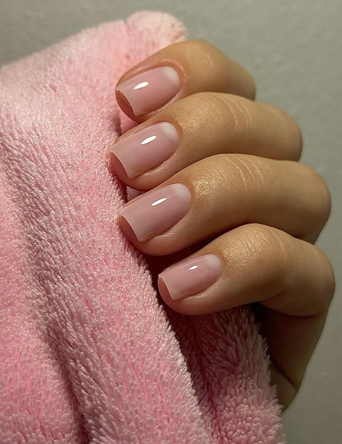 Маникюр с прозрачной базой: тренд этой весны, который выглядит дороже плотного покрытия