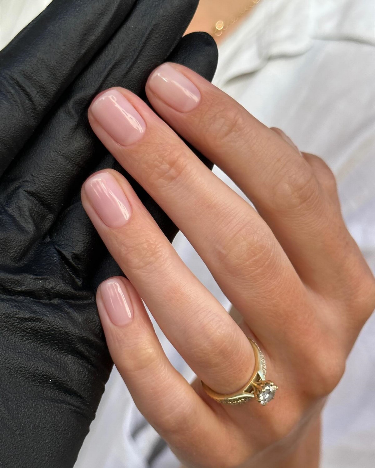 Маникюр с прозрачной базой: тренд этой весны, который выглядит дороже плотного покрытия