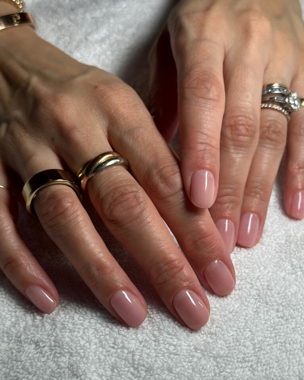 Маникюр с прозрачной базой: тренд этой весны, который выглядит дороже плотного покрытия