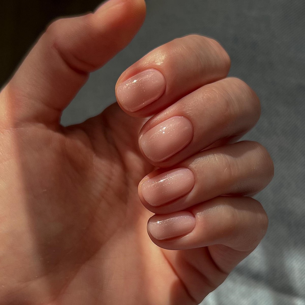 Маникюр с прозрачной базой: тренд этой весны, который выглядит дороже плотного покрытия