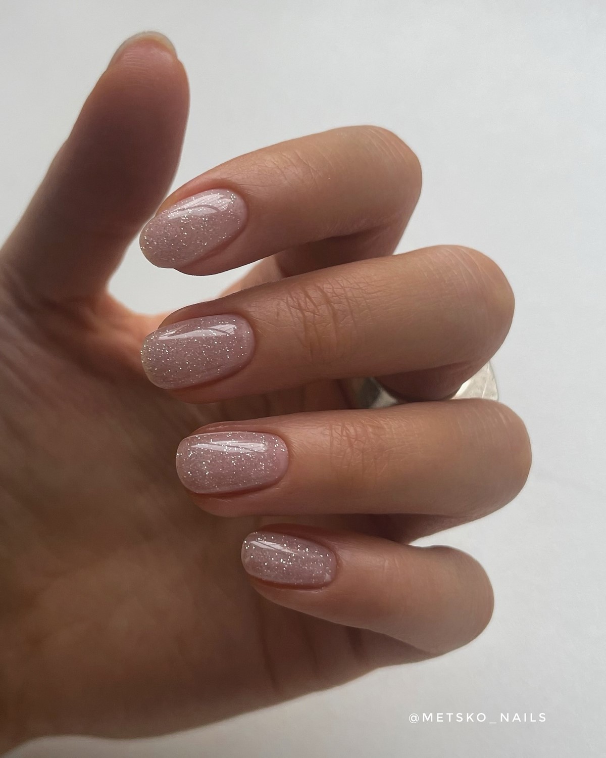 Маникюр с прозрачной базой: тренд этой весны, который выглядит дороже плотного покрытия