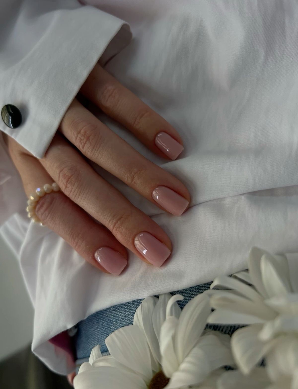 Маникюр с прозрачной базой: тренд этой весны, который выглядит дороже плотного покрытия