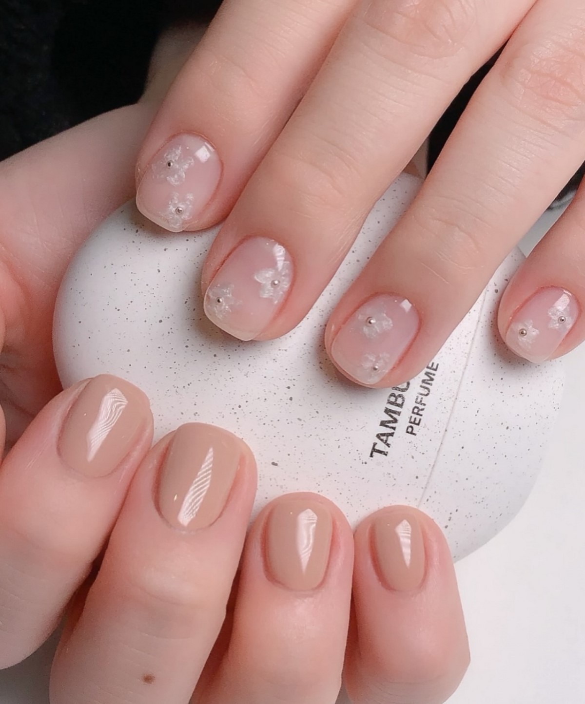 Нюд с тонким акцентом: самый аккуратный маникюр этой весны, который выглядит дороже однотона