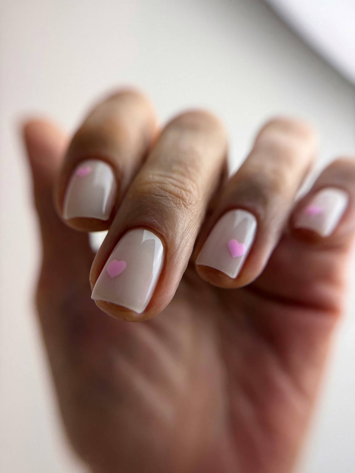 Нюд с тонким акцентом: самый аккуратный маникюр этой весны, который выглядит дороже однотона