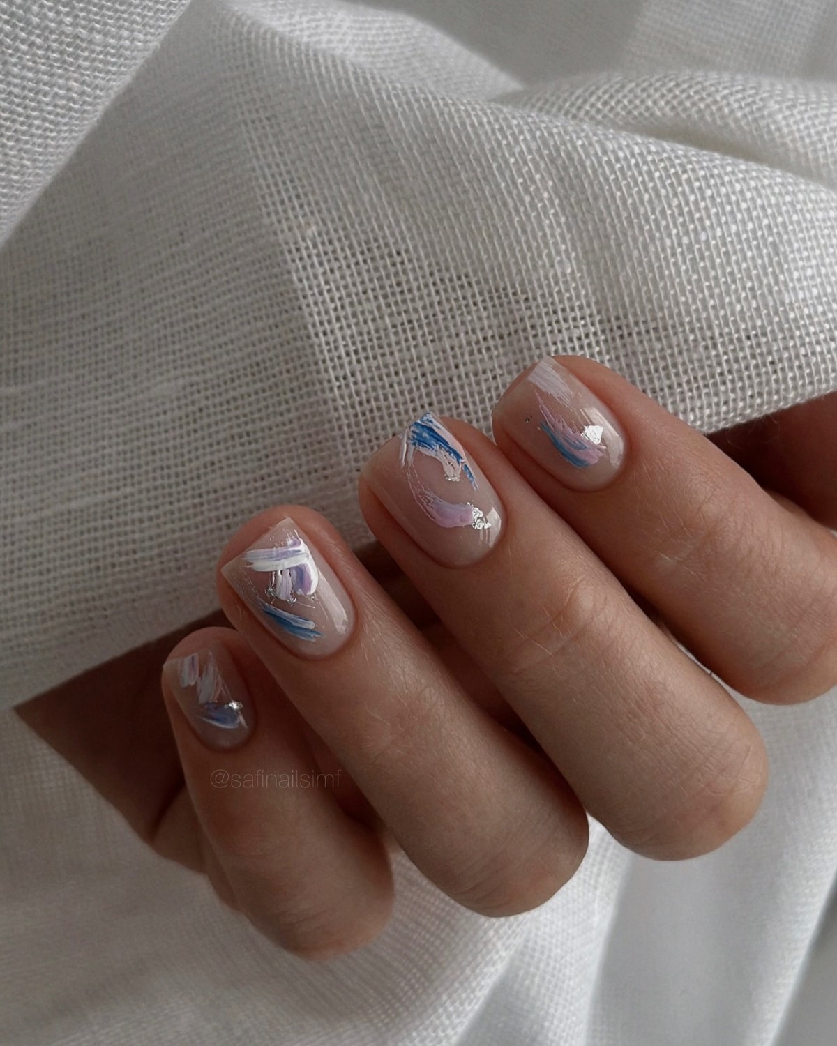 Нюд с тонким акцентом: самый аккуратный маникюр этой весны, который выглядит дороже однотона