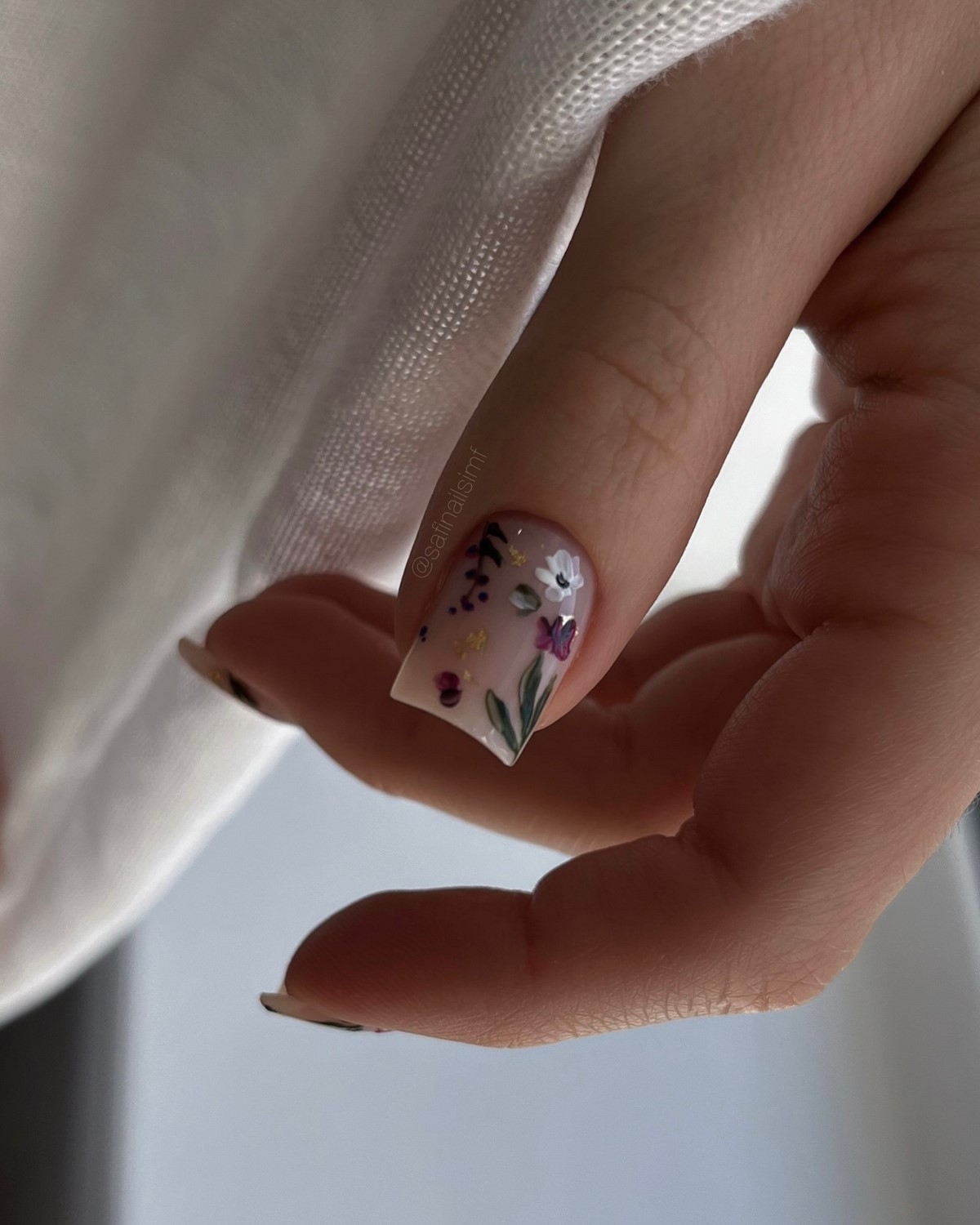 Нюд с тонким акцентом: самый аккуратный маникюр этой весны, который выглядит дороже однотона