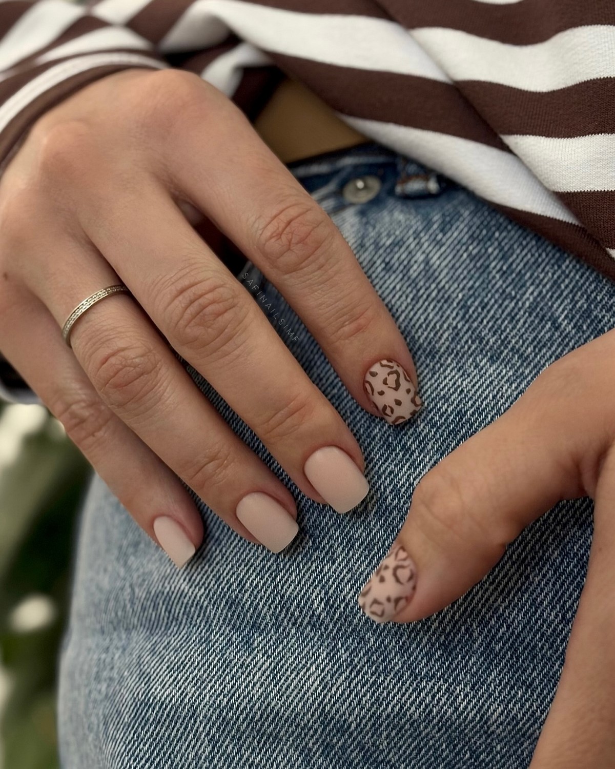 Нюд с тонким акцентом: самый аккуратный маникюр этой весны, который выглядит дороже однотона