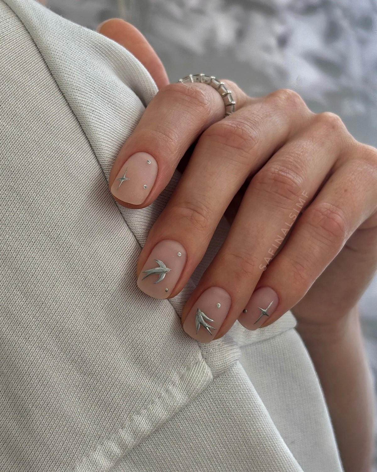 Нюд с тонким акцентом: самый аккуратный маникюр этой весны, который выглядит дороже однотона