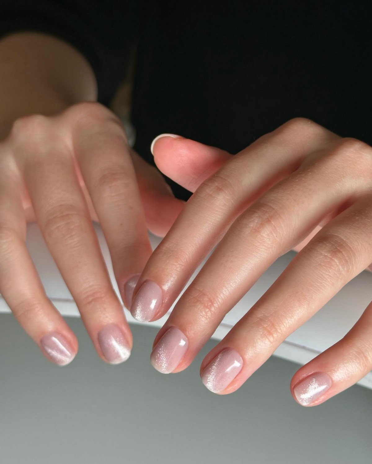 Нюд с тонким акцентом: самый аккуратный маникюр этой весны, который выглядит дороже однотона