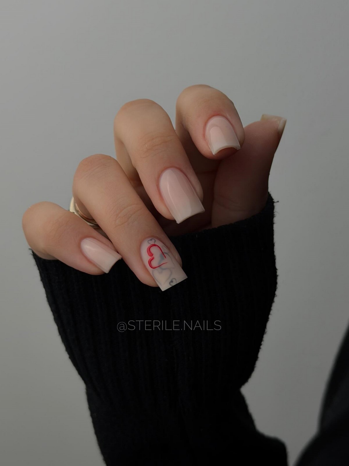 Нюд с тонким акцентом: самый аккуратный маникюр этой весны, который выглядит дороже однотона