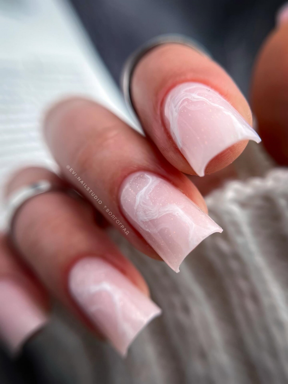 Нюд с тонким акцентом: самый аккуратный маникюр этой весны, который выглядит дороже однотона