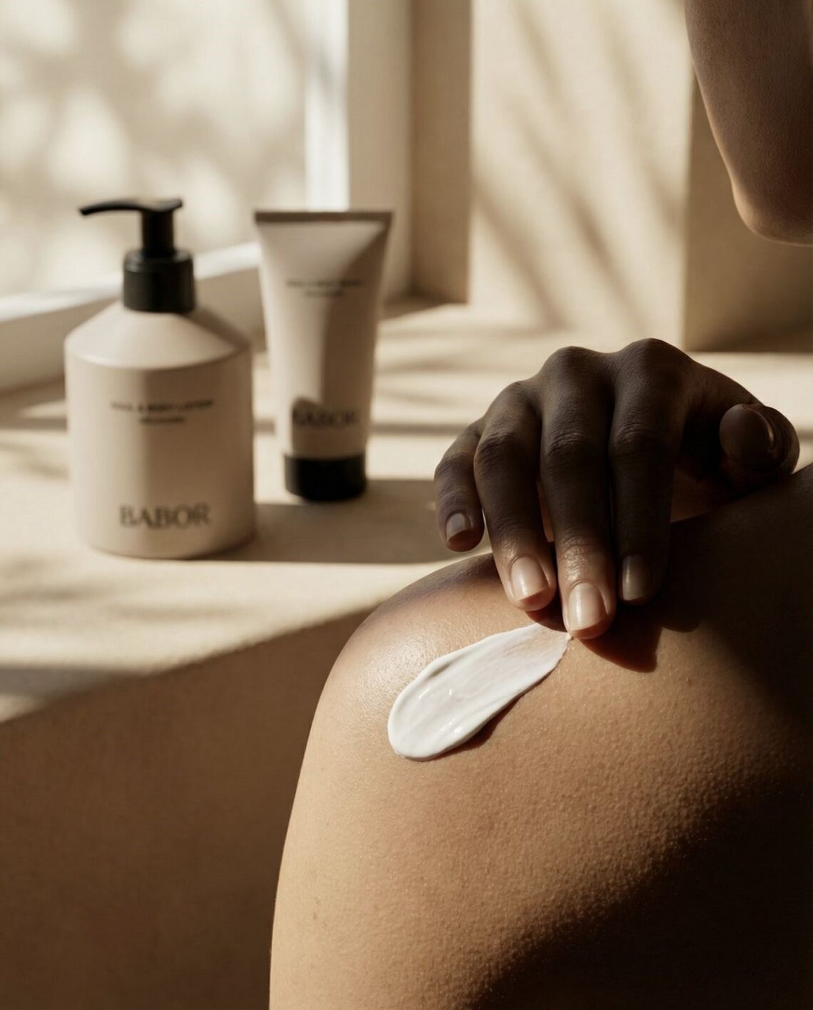 Нанесение крема на тело для устранения сухости кожи