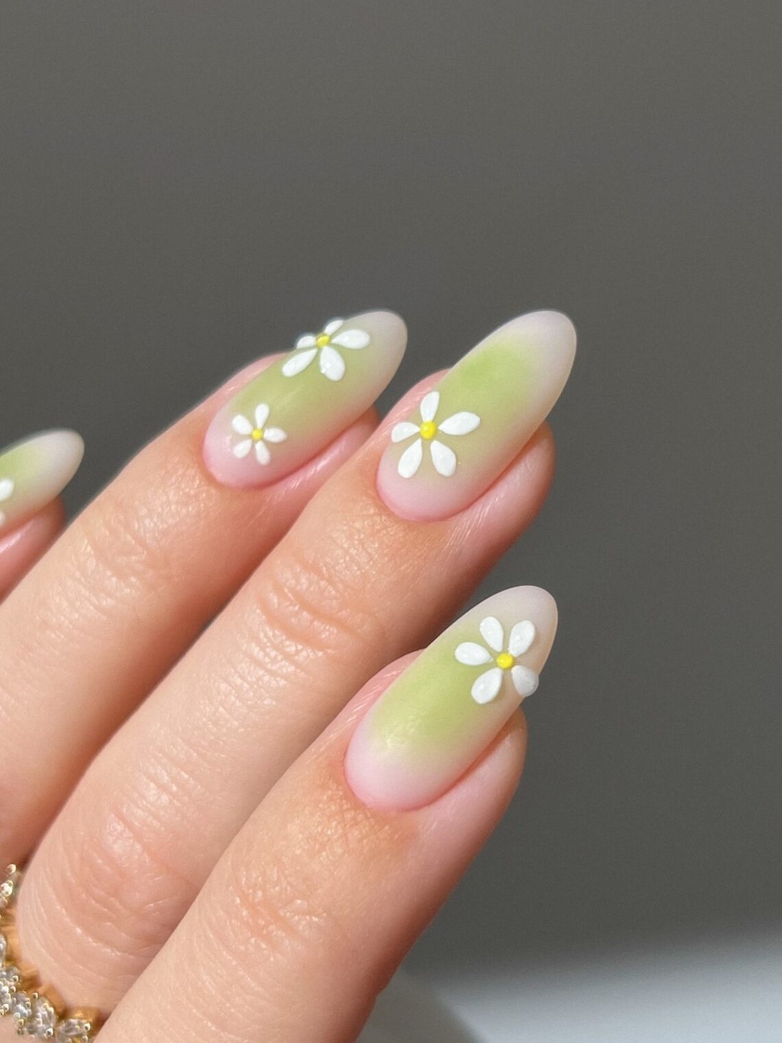 Маникюр весна 2026: 15 трендов, которые диктуют стиль