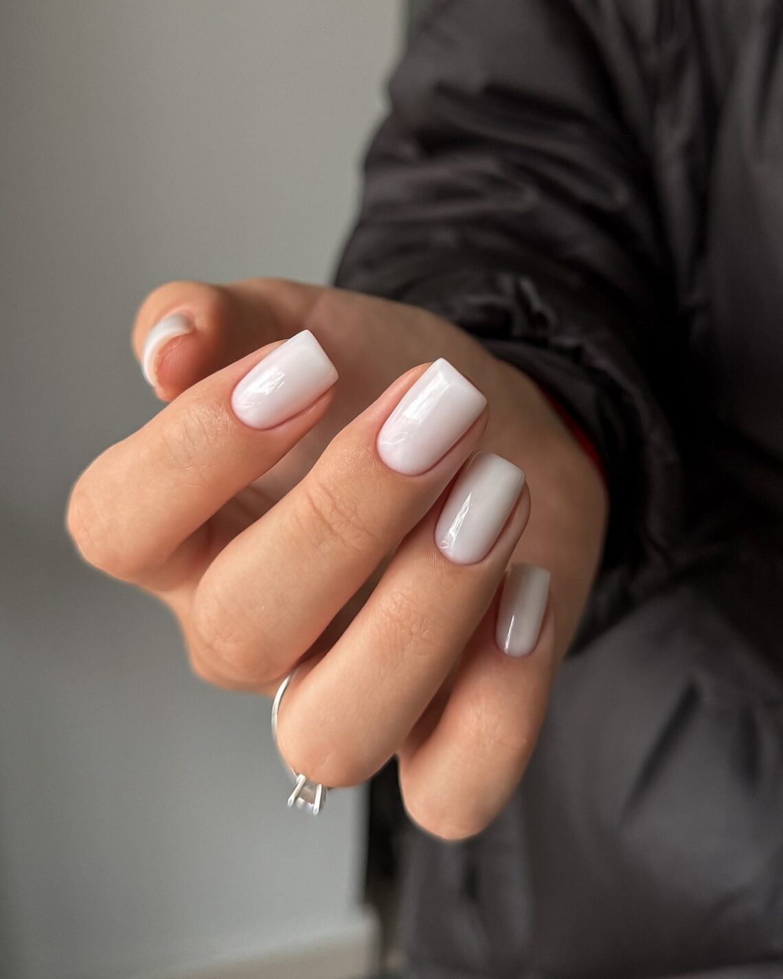 Cloud Dancer и молочный маникюр: главный тренд 2026 года