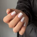 Cloud Dancer и молочный маникюр: главный тренд 2026 года