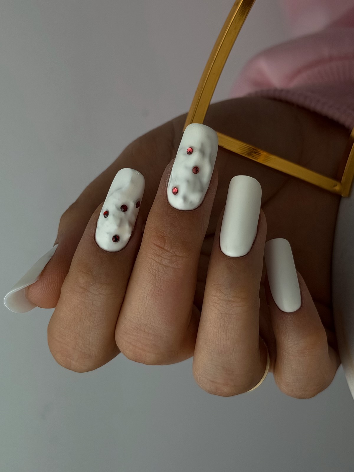 Cloud Dancer и молочный маникюр: главный тренд 2026 года