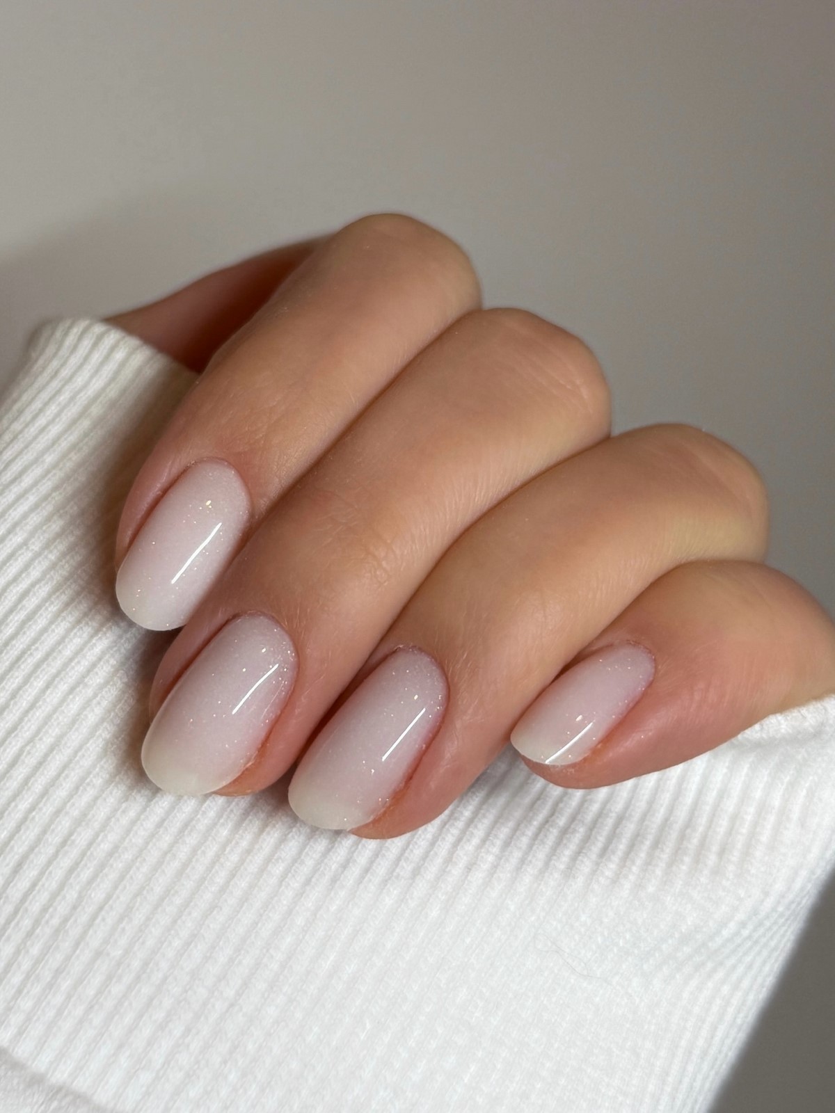 Нежный маникюр на каждый день: цвета, которые выглядят дорого