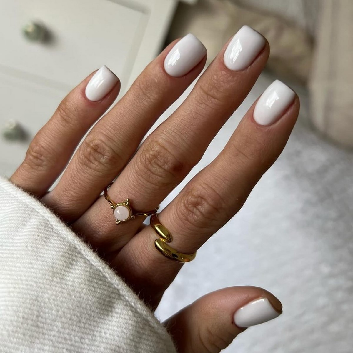 Cloud Dancer и молочный маникюр: главный тренд 2026 года