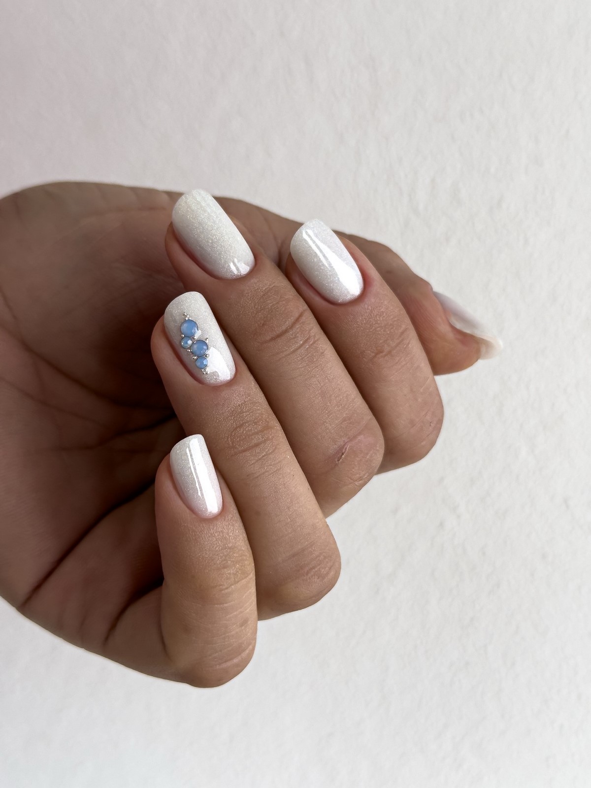 Молочный маникюр: самый аккуратный вариант сезона