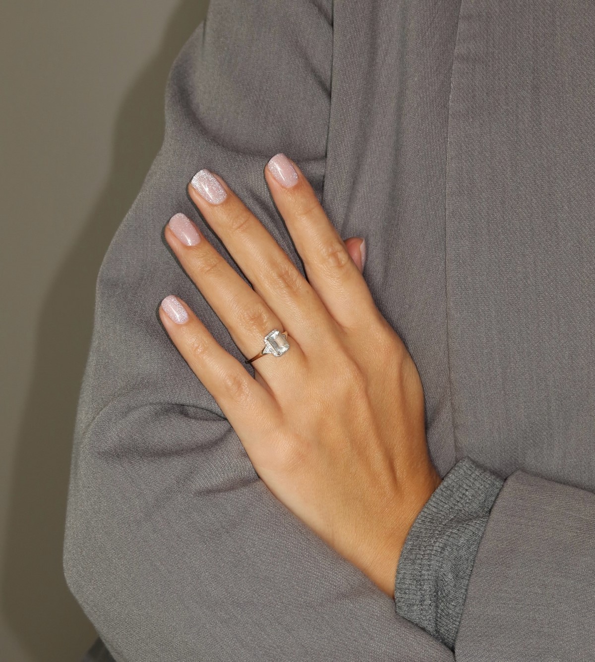 Светлый маникюр, который освежает руки и образ