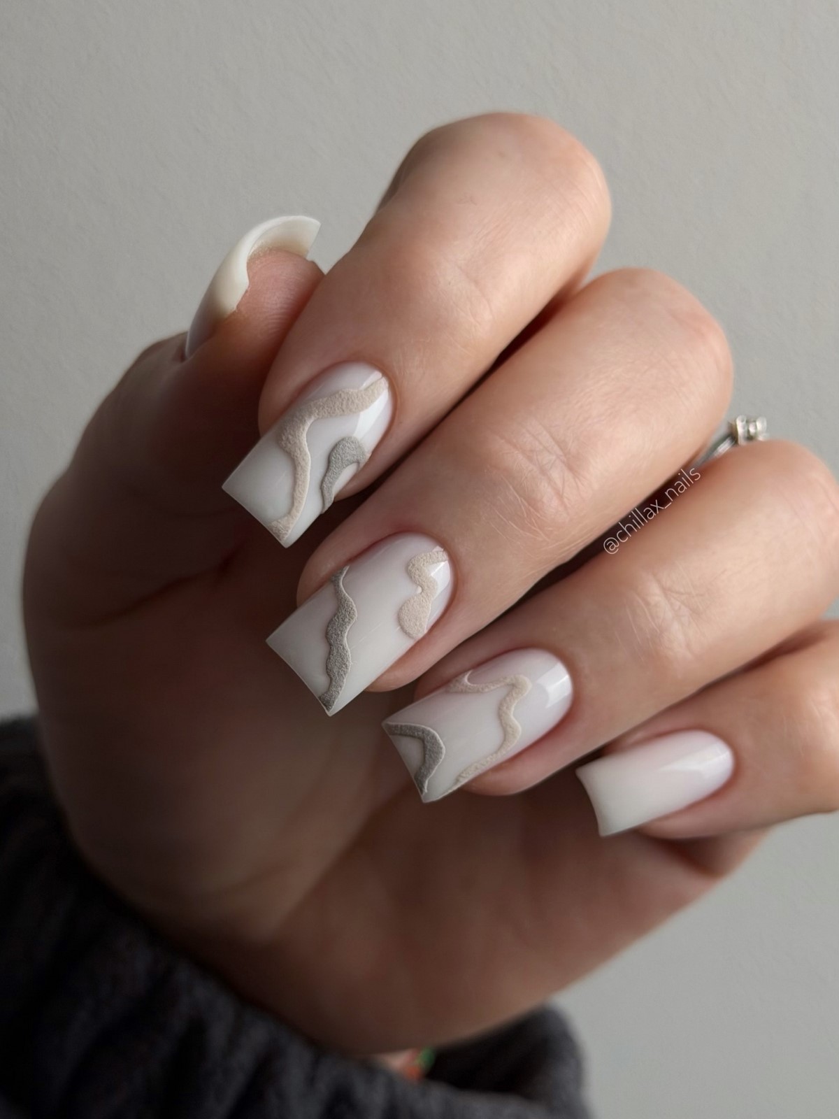 Cloud Dancer и молочный маникюр: главный тренд 2026 года