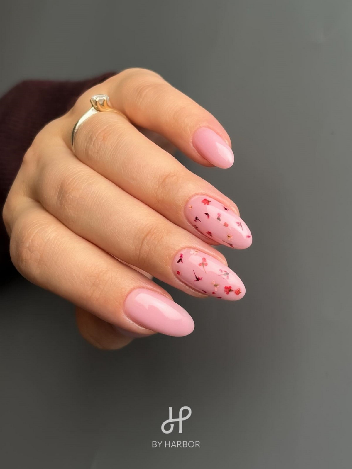 Нежный маникюр на каждый день: цвета, которые выглядят дорого