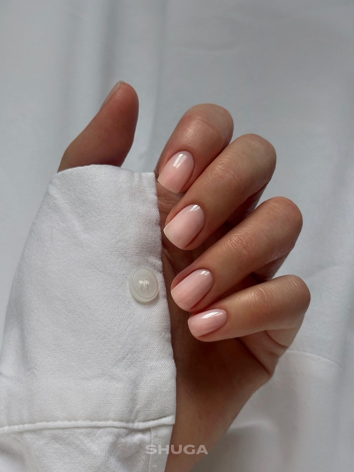 Светлый маникюр, который освежает руки и образ