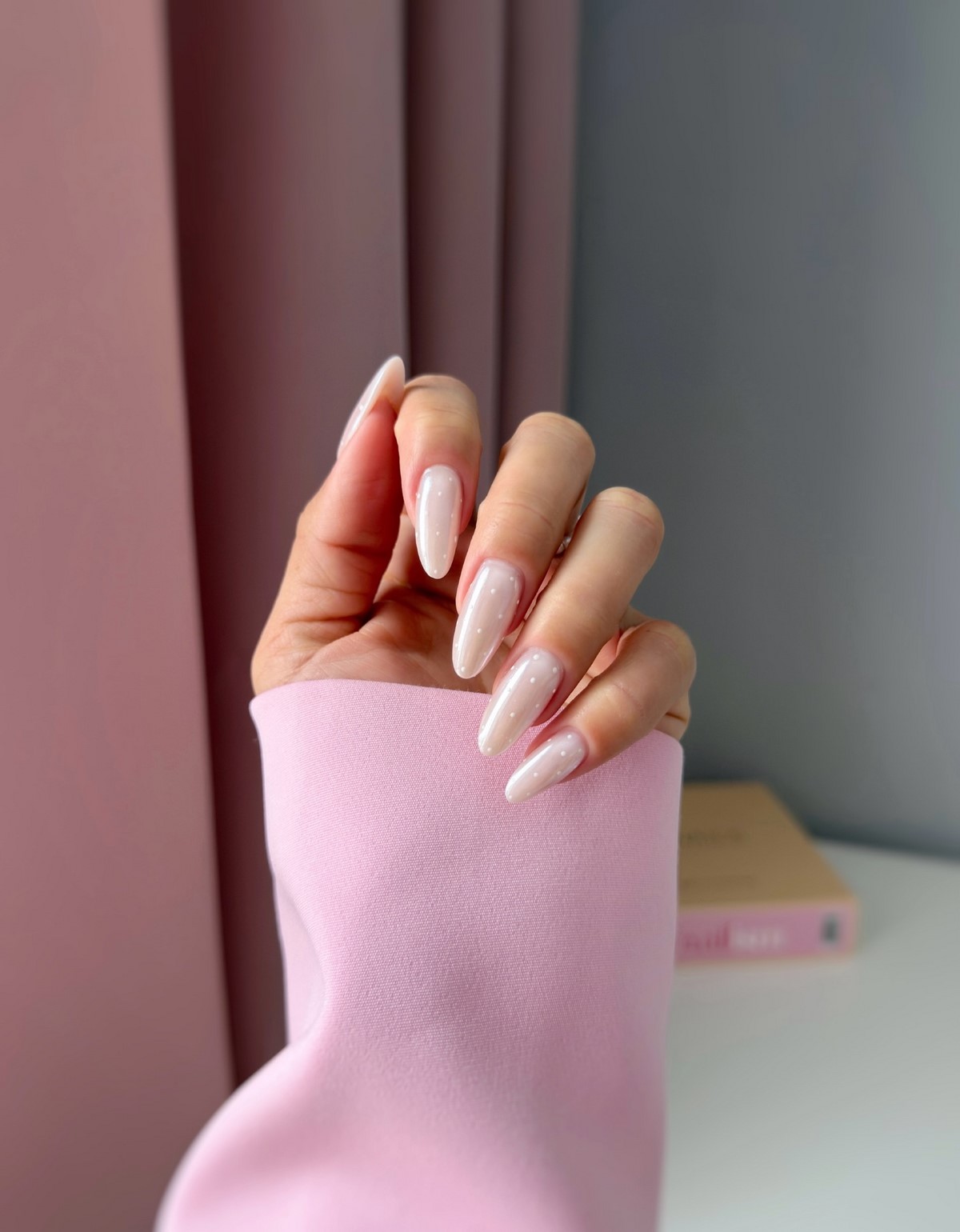 Cloud Dancer и молочный маникюр: главный тренд 2026 года