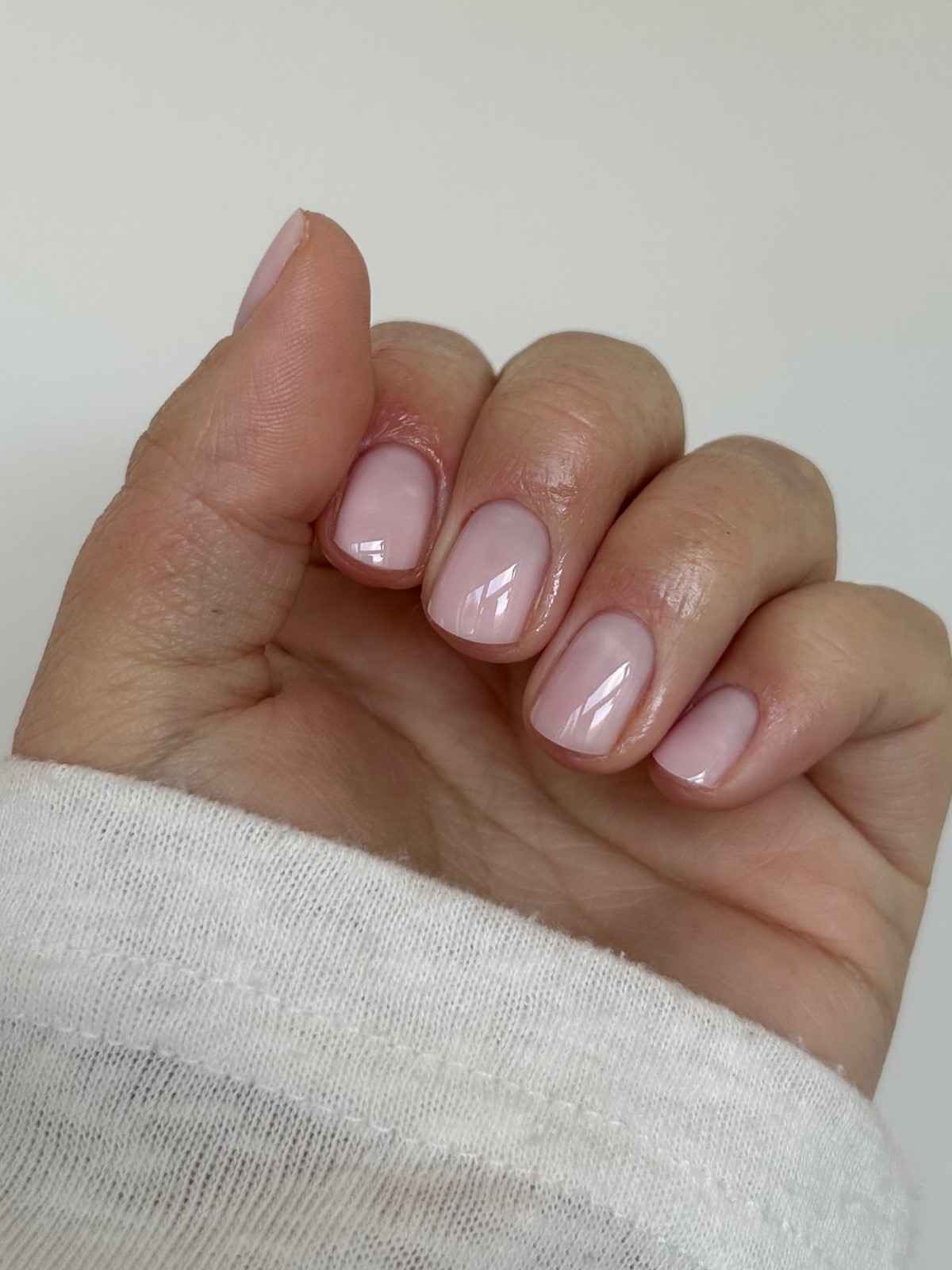 Молочный маникюр: самый аккуратный вариант сезона