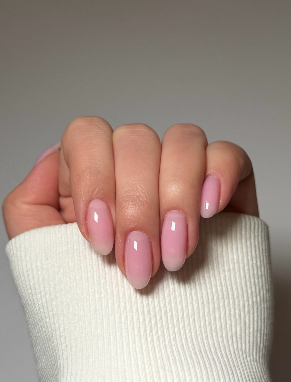 Светлый маникюр, который освежает руки и образ