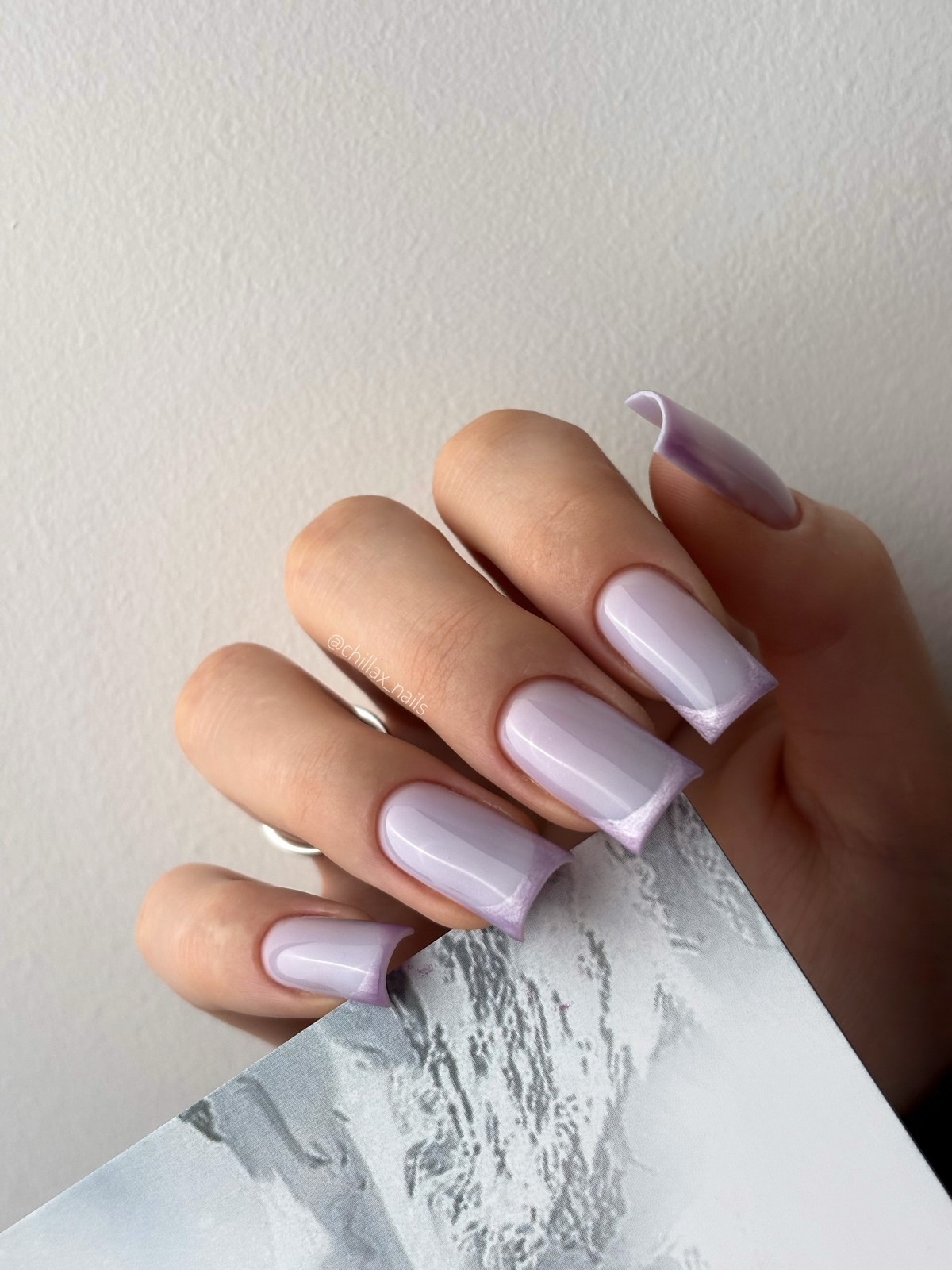 Светлый маникюр, который освежает руки и образ