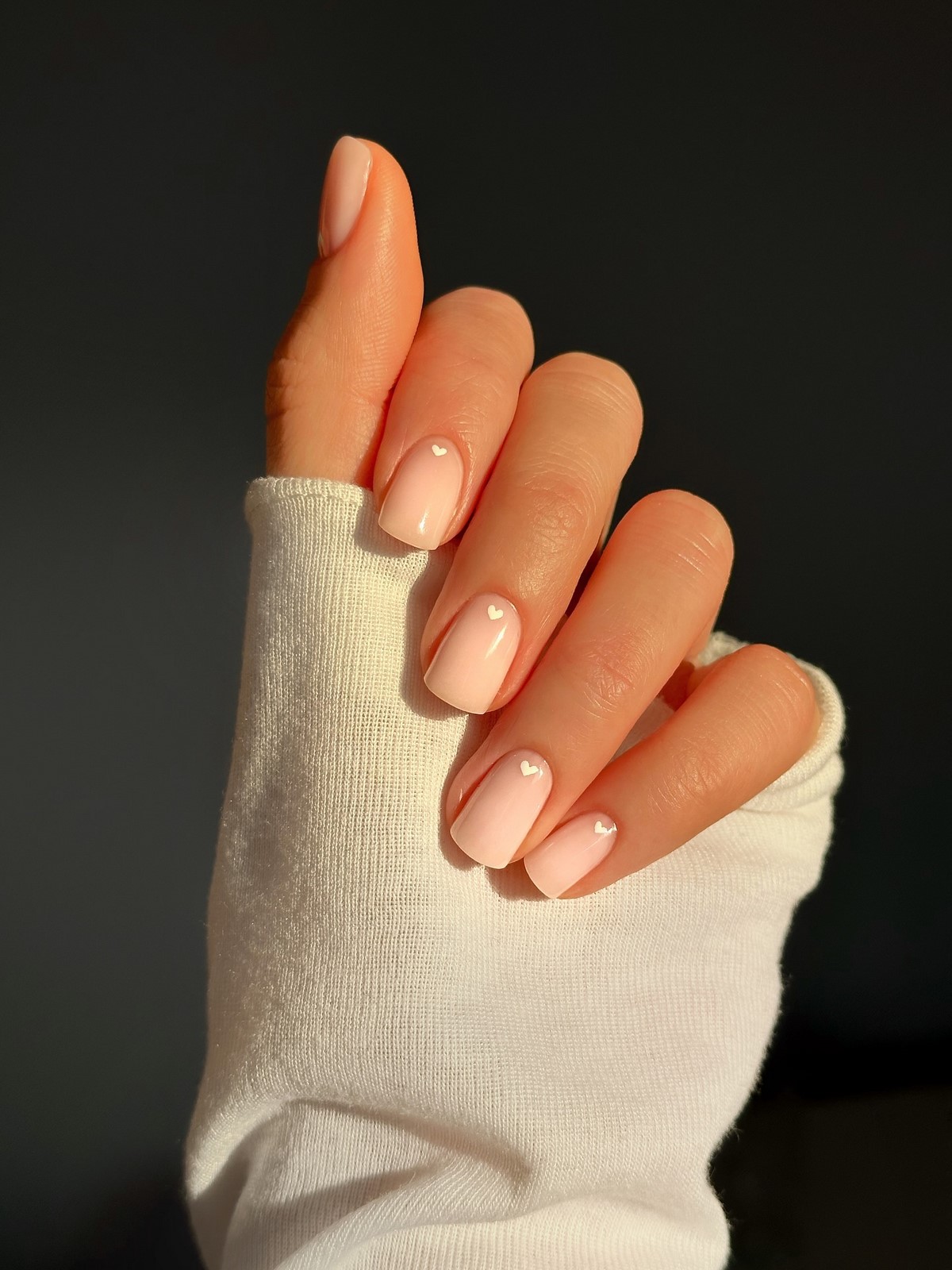 Светлый маникюр, который освежает руки и образ