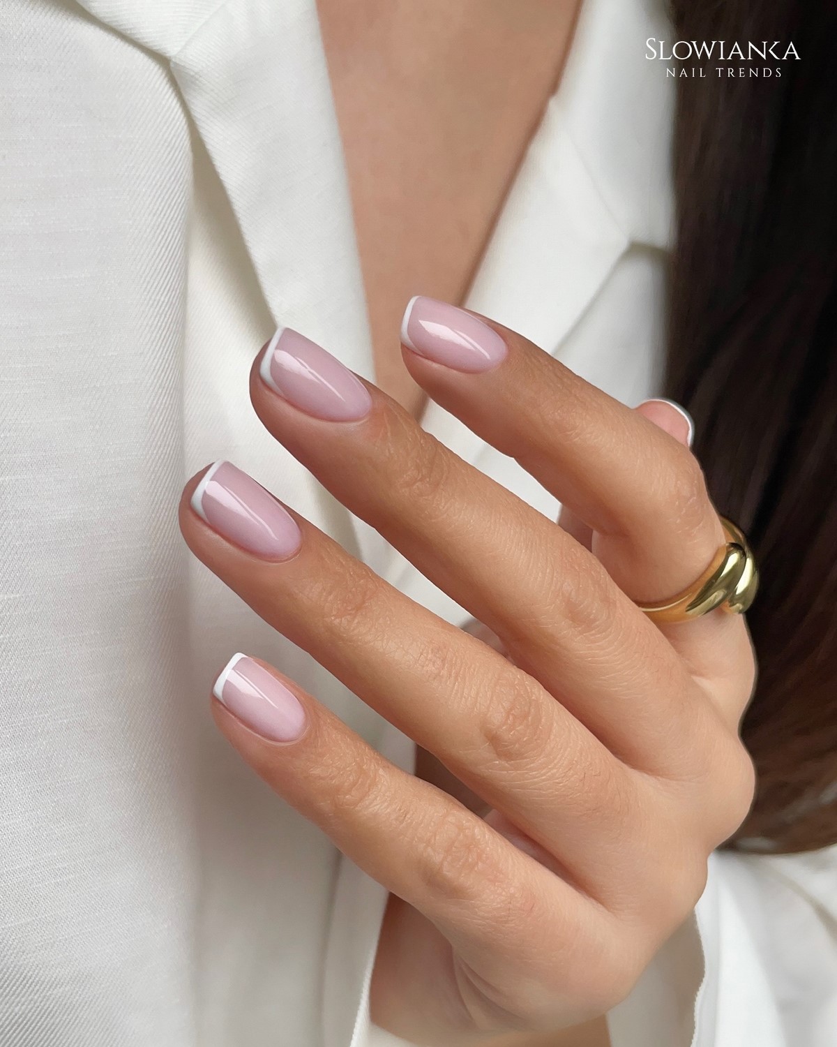 Светлый маникюр, который освежает руки и образ