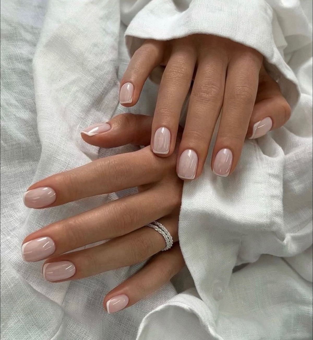 Cloud Dancer и молочный маникюр: главный тренд 2026 года